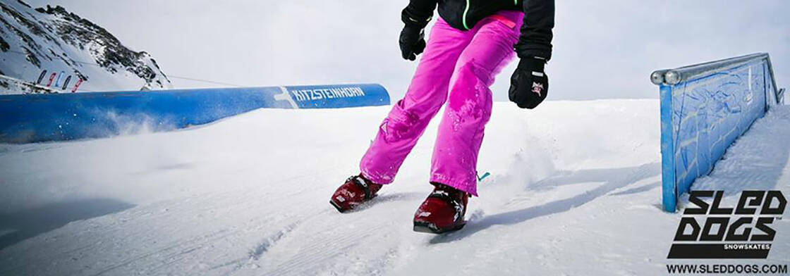 femme descendant une piste de ski avec des patins à neige