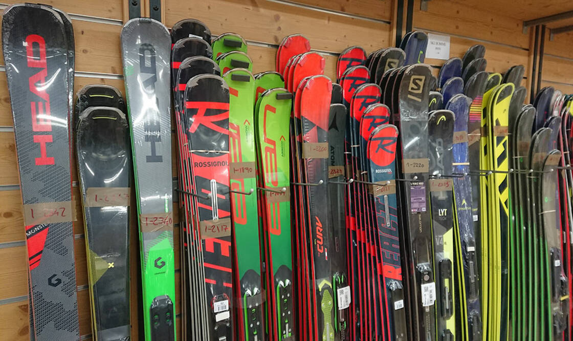 paires de ski Rossignol Head Salomon dans un magasin