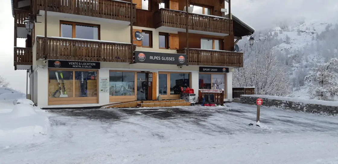 5 places de parking gratuites devant le magasin Sport 2000 Alpes Glisses