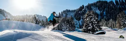 Homme en snowboard