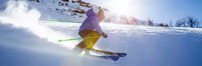 virage d'un skieur en descente