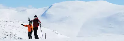 Deux skieurs au sommet d'une piste