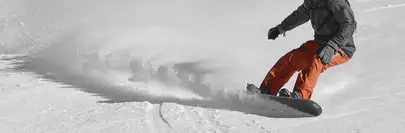 planche de snowboard dans le poudreuse