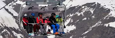 groupe skieurs sur un telesiege