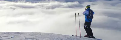 skieur prenant une photo au sommet d'une piste