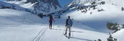 un homme et une femme faisant du ski de randonnée
