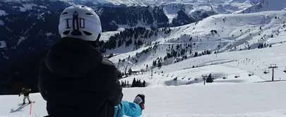 skieur faisant une pause au sommet d'une piste