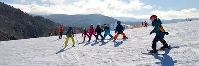 groupe d'enfants qui apprennent à skier