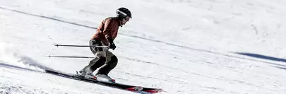 descente skieur alpin avec casque