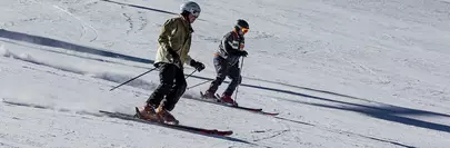 skieurs alpins sur une piste