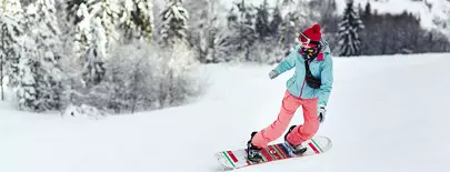 femme snowboard piste