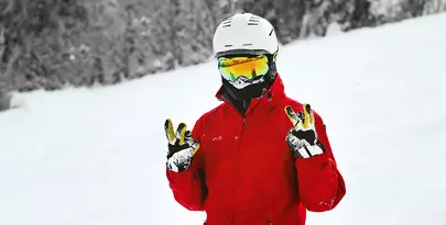 snowboardeur avec casque et masque de ski