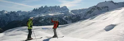 deux skieurs sur une piste de ski