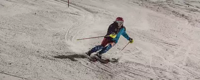 skieur alpin qui descend une piste