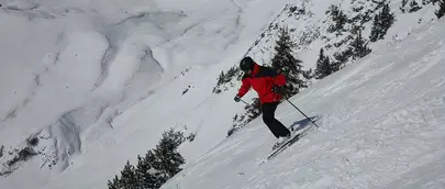 skieur alpin qui descend une piste