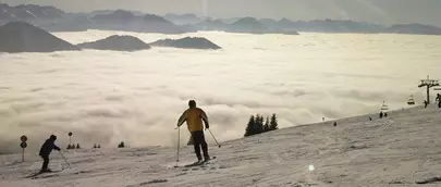 domaine skiable ensoleille au dessus des nuages