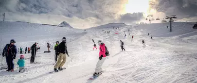 piste de ski avec le soleil qui perce les nuages