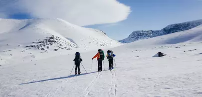 skieurs avec sac à dos en randonnée à la montagne