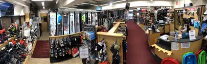 vision panoramique de l'intérieur du magasin de ski Eskiador a Val Thorens