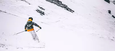 skieur descendant la montagne à Val Thorens