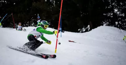 skieur enfant lors d'une course de slalom