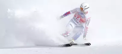 homme en bas de piste lors d'une course de ski alpin