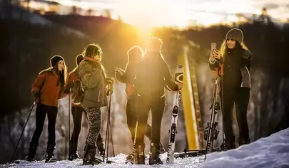 groupe de jeunes filles qui font une pause au bord d'une piste de ski