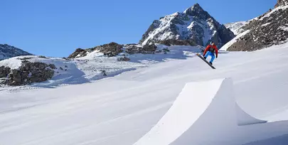 snowboardeur sautant sur un module de neige snowpark serre chevalier