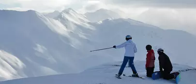 groupe de skieurs au sommet d'une piste