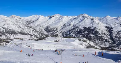 vue panoramique du domaine skiable de serre chevalier sous le soleil
