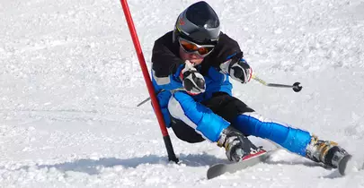 jeune skieur dans un virage lors d'une competition de ski