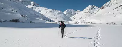 homme seul en randonnee en raquettes a neige