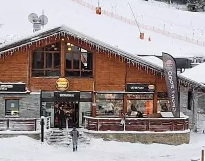 location ski la norma sport2000 ski m'play pied des pistes skimium skiset intersport