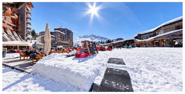 Front de neige d'Avoriaz au pied des pistes, station sans voiture des Portes du Soleil