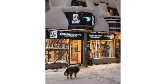 Façade du magasin Antoine Ski sous la neige, au pied des pistes d'Avoriaz