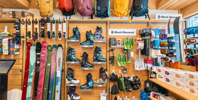 Mur de skis et de chaussures en location chez Antoine Ski, Avoriaz - Portes du Soleil