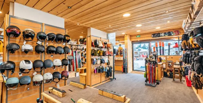 Casques et accessoires de ski en location chez Antoine Ski, au pied des pistes d'Avoriaz