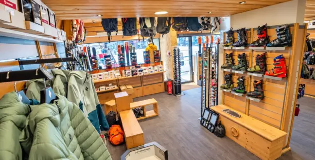 Rayon textile et chaussures de ski chez Antoine Ski, promenade du Festival à Avoriaz