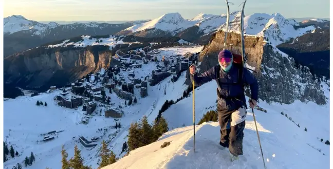 Skieur de randonnée au-dessus d'Avoriaz, dans les Portes du Soleil