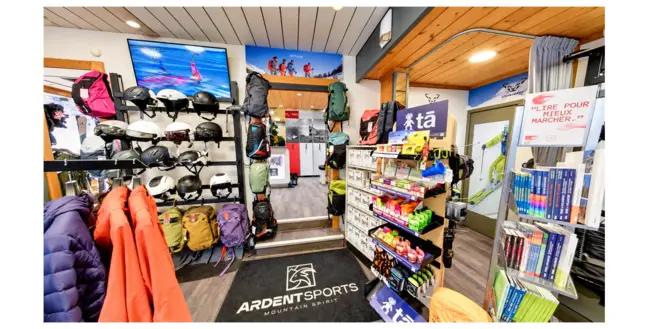 Rayon accessoires et textile du magasin Ardent Sports, Montriond