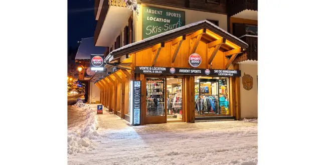 Façade éclairée du magasin Ardent Sports sous la neige, Montriond