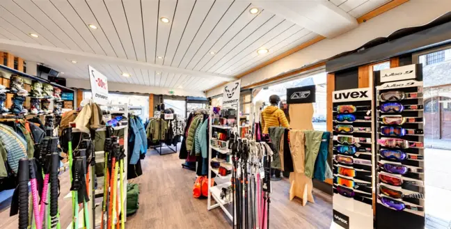 Rayon ski, textile et masques du magasin Ardent Sports, Portes du Soleil