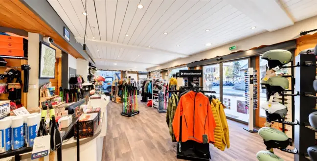 Rayon textile et casques du magasin Ardent Sports, Morzine