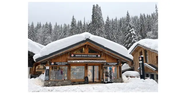 Le chalet du magasin Ardent Sports sous la neige, à Ardent