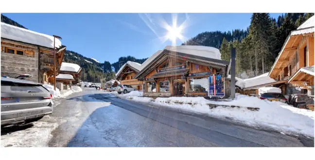 Le magasin Ardent Sports au bord de la route, au hameau d'Ardent