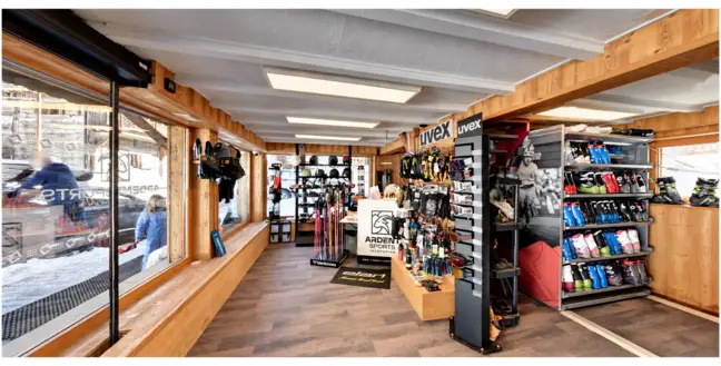 Allée centrale et rayons du magasin Ardent Sports, Morzine